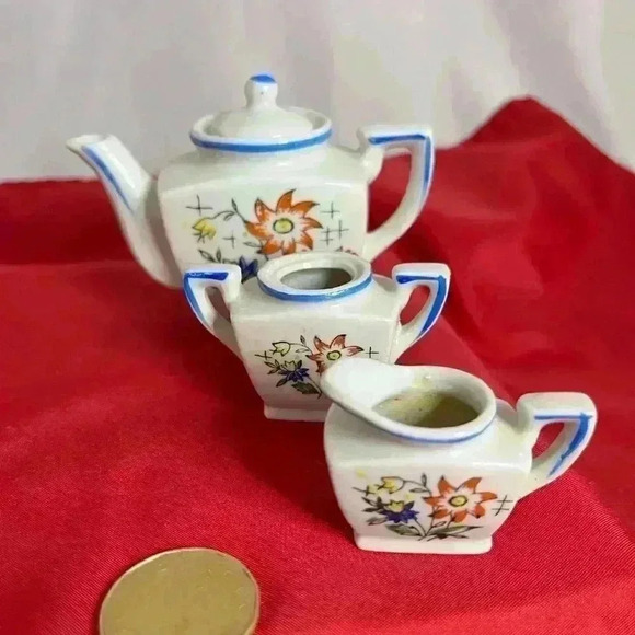 Child’s  Tea Set - Picture 4 of 4